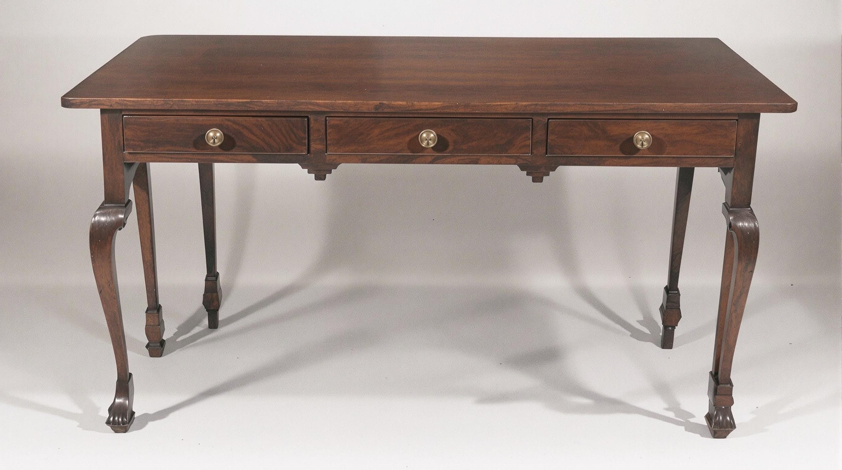 Queen Anne Style Furniture: Timeless Elegance for Classic and Modern Interiors